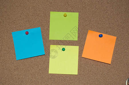 多彩张贴在Cork理事会上的注解绿色白色笔记蓝色橙子办公室软木木板黄色空白背景