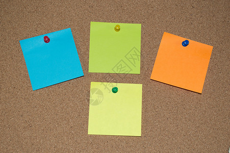多彩张贴在Cork理事会上的注解木板办公室蓝色白色绿色空白橙子黄色邮政笔记背景