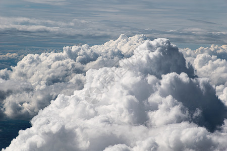 上面的云云天空气氛多云白色云景飞机空气天堂天气戏剧性背景图片