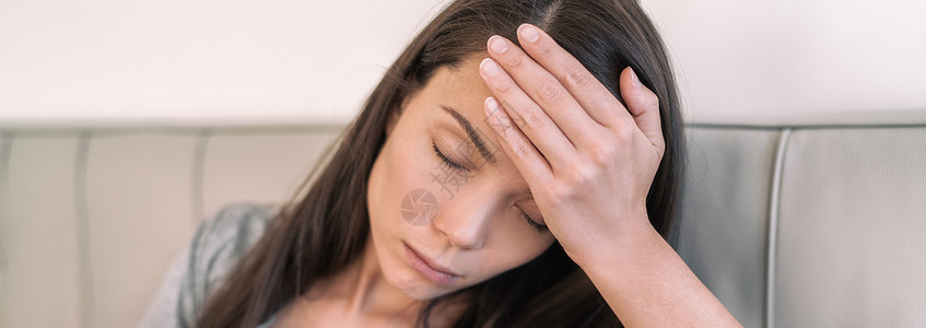 会呼吸干爽COVID-19发烧的亚洲女性摸着额头晕倒了全景横幅 冠状病毒的症状包括发烧 咳嗽 呼吸急促 在更严重的情况下 还会出现肺炎背景