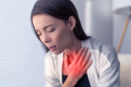 COVID-19 呼吸急促冠状病毒咳嗽呼吸问题 亚洲女性用红色突出显示的区域触摸疼痛的胸部 呼吸道症状 发烧 咳嗽 全身酸痛背景