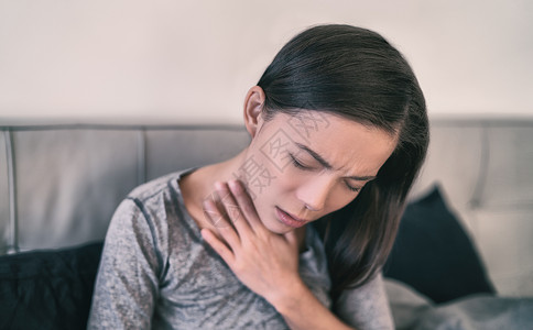 COVID-19 冠状病毒症状是肺炎 呼吸急促 胸痛 身体疼痛或呼吸困难 在家感染冠状病毒的亚洲女性背景图片