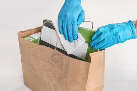 湿巾袋在家中用手套和消毒擦拭的杂货袋装有手套和消毒巾 COVID-19防疫卫生(COVID-19)背景