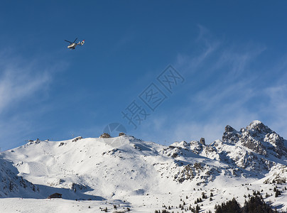 用直升机在高山山谷下 观测到全景情况高清图片
