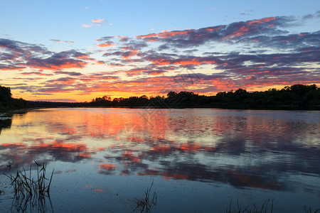 夏季在河上美丽的日落的景象池塘蓝色太阳阳光场景天空反射地平线沼泽橙子背景图片