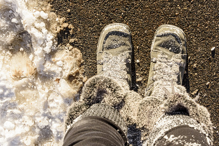 毛毛鞋雪中覆盖的毛毛冬靴背景