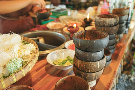泰国古董椰子壳碗 在邦拉香面店背景图片