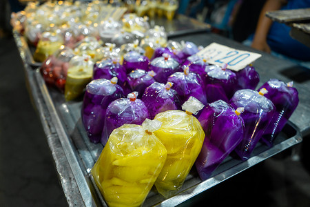 亚洲街头食品市场塑料袋中的彩色甜点 与以往不同亚洲食品销售辣椒美食蔬菜街道店铺塑料食物牛奶文化背景