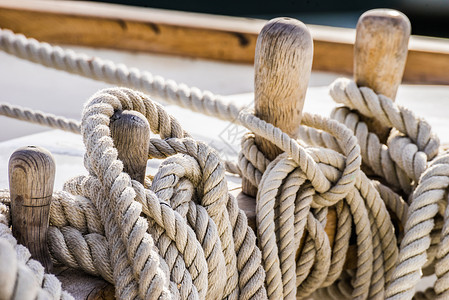 无线电帆柱旧帆船木板上挂有的风绳 紧贴着海系绳索背景