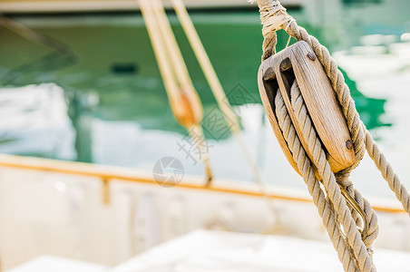 用经典帆船和蓝海水的绳索拉利高清图片