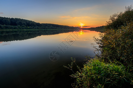 河流上美丽的日落的景象反射池塘太阳蓝色橙子阳光墙纸地平线天空沼泽背景图片