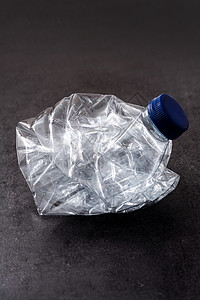 废塑料瓶工业的桌子高清图片