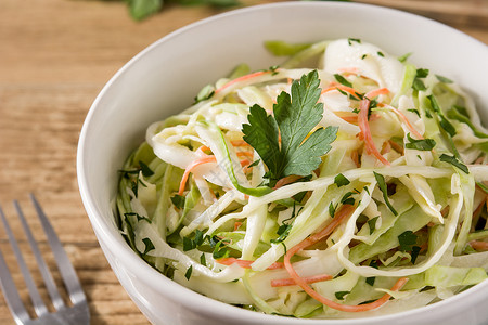 白碗中的科尔斯劳沙拉饮食沙拉小吃绿色蔬菜食谱香菜食物健康色拉背景图片