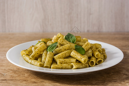 甜点意大利面加辣椒酱盘子食谱白色叶子午餐香蒜绿色美食香草小吃背景图片