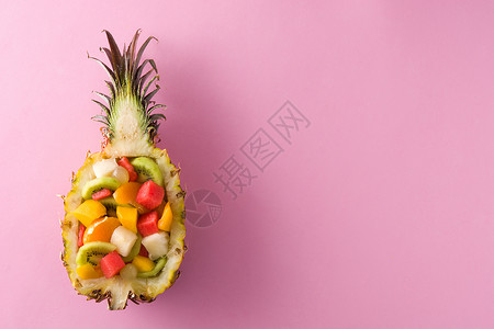 菠萝里面的混合水果立方体粉色奇异果蓝色白色热带黄色绿色西瓜食物背景图片