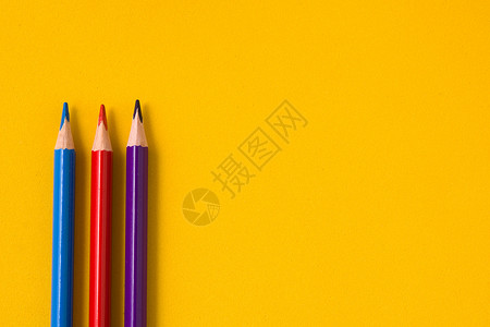 黄色背景上的彩色铅笔 复制空间学校大学紫色孩子们蓝色红色教育背景图片