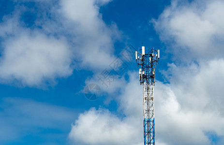 带有蓝天和白云的电信塔 天线车站供应商天空商业网络电磁广播技术微波播送背景图片
