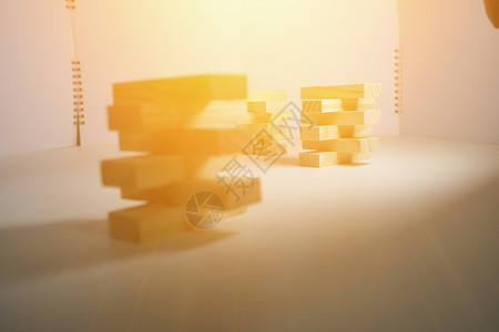 用于多米诺游戏的木块 照片上方有阳光学习房子商业玩具艺术积木矩形孩子们骨牌晴天背景图片