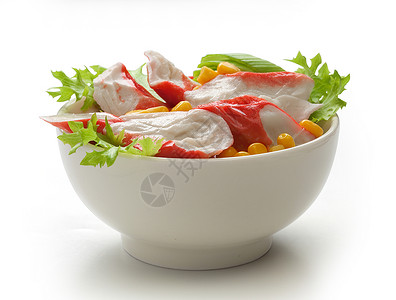 碗里的螃蟹肉蟹肉盘子模仿海鲜韭葱玉米食物白色鱼糜种子背景图片