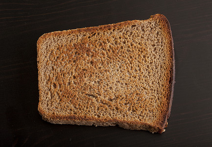木制桌上的烤奶瓜黑麦面包面包鸟瞰图食物生产条纹油炸桌子早餐黑色炙烤背景图片