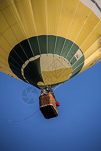 漂浮黄色热气球起飞前热气球黄色驾驶天空飞行空气缆车准备蓝色运动热气球背景