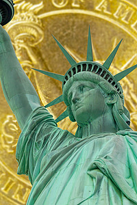 自由女神像和一美元硬币合金背景图片