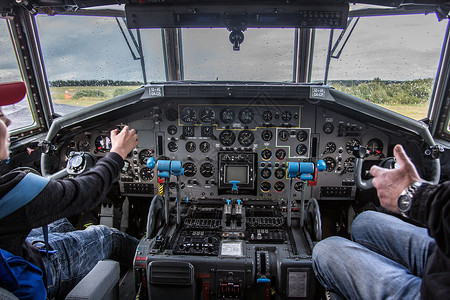 空军军用运输车驾驶舱的驾驶舱展示讲坛绿色黑色蓝色飞行仪器仪表盘杠杆纽扣背景图片