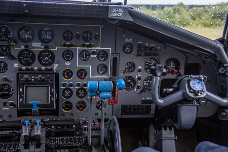 空军军用运输车驾驶舱的驾驶舱仪表盘展示控制绿色外表蓝色纽扣讲坛黑色飞行背景图片