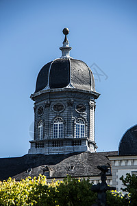 伯吉切斯地的本斯贝格城堡绿色小屋天空座位大教堂窗户白色树木石头石工背景图片