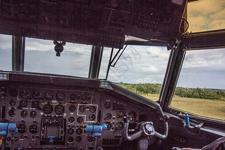 空军军用运输车驾驶舱的驾驶舱杠杆外表讲坛蓝色导航控制黑色仪表盘展示纽扣背景图片