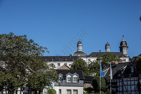 伯吉切斯地的本斯贝格城堡白色建筑小屋天空大教堂统治者狩猎石头绿色窗户背景图片