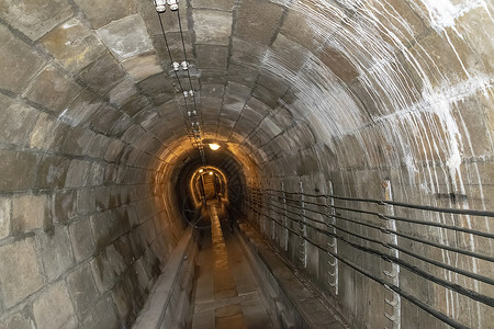 连接Mutzig堡地下建筑的地道隧道背景图片