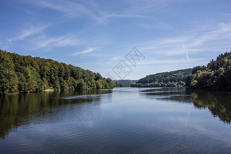 哈弗林格Bergisches 陆地的Lingese大坝饮用水水库棕色森林湖景绿色树木反射蓝色天空背景