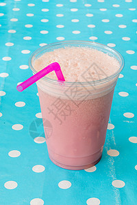草莓滑雪酸奶覆盆子牛奶桌子果汁玻璃粉色饮料水果甜点背景图片