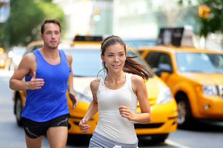 约跑策划书纽约州纽约市第五大道有几对夫妇在跑背景