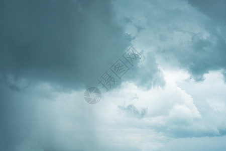 在大雨天 黑暗巨大的乌云 天黑的暴风云在闪烁气候环境阳光天堂气氛多云风暴白色蓝色雷雨背景图片