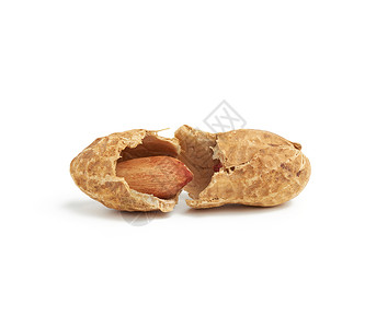 贝壳花生碎成两半 食物孤立在白腹骨上小吃豆类坚果种子工作室营养白色宏观棕色核心背景图片