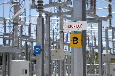 有电危险标志显示分电站三相电气系统主干车牌的标志 单位 千兆赫工程金属变电站线条传播公用事业生产技术植物基础设施背景