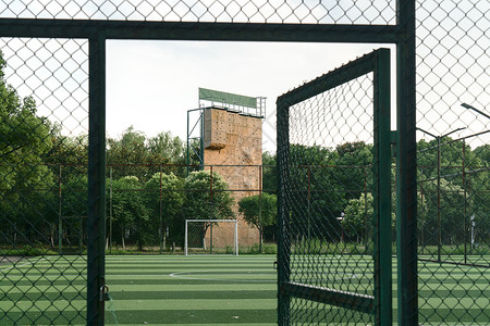 公共公园的足球场栅栏绿色竞赛运动训练体育场竞技场校园操场娱乐背景图片
