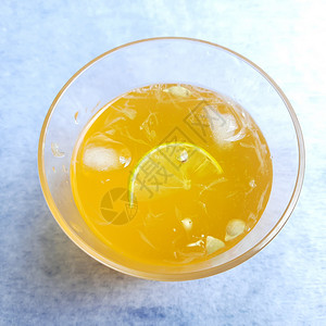 玻璃杯中的柠檬汁 添加橙子糖浆和冰块 玻璃杯内外的柠檬片在白色背景中精美放置太阳薄荷口渴橙色糖浆苏打茶点眼镜液体助推器背景