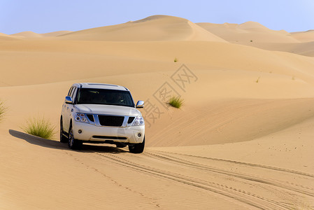 沙漠的车阿拉伯联合酋长国迪拜的公司越野海湾自由越野车运输速度旅游沙丘游客驾驶背景