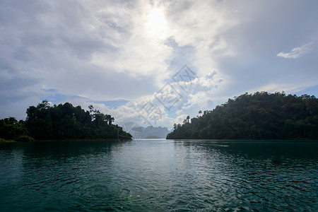 南太浩湖在泰国的雨中 Cheo Lan湖旅行天空囊社白色蓝色石灰石绿色爬坡岩溶社会背景