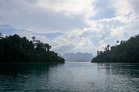 南俄湖在泰国的雨中 Cheo Lan湖石灰石蓝色白色旅行社会热带绿色爬坡天空囊社背景