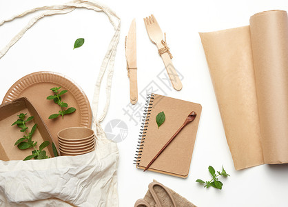 纸餐具棕色木制纸灰色的纺织袋和一次性餐具回收餐饮刀具生态商品午餐工艺食物厨房用具背景