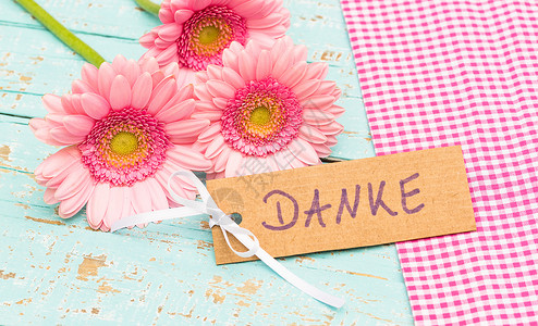 带有美丽的粉红色花朵的感恩卡背景图片