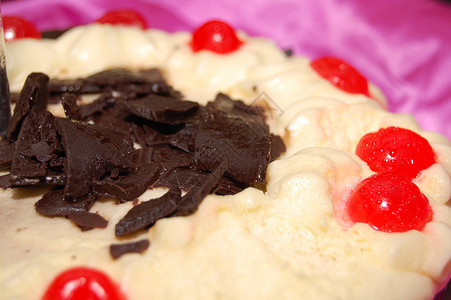 黑森林巧克力蛋糕 香草糖霜和樱桃背景图片