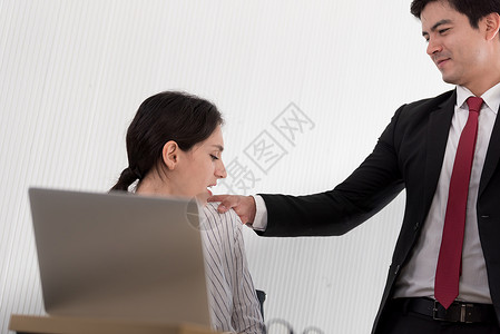那个不舒服的害怕的女人 和担心她的老板 在阿菲工人同事商务办公室秘书工作人士女性商业电脑背景图片