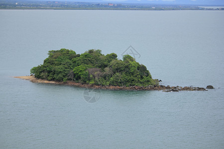 湖中岛屿海洋荒野支撑崎岖孤独湖岸风景蓝色反思自然光背景图片