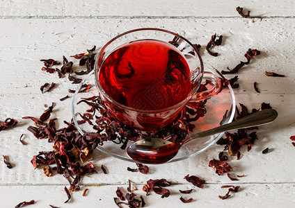 卡卡杜卡卡德红茶加干鲜花杯桌子食物白色花瓣草本药品盘子杯子草本植物叶子背景