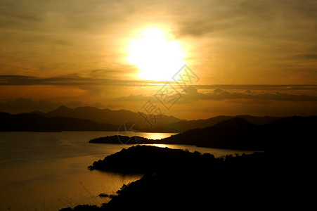 俯视山上和海面的塔帕斯山日落风景背景图片